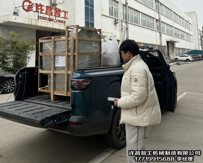 安徽客戶來廠試機炒制大米，效果滿意，現(xiàn)場裝車拉走小型電磁炒貨機一臺