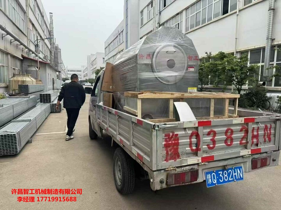 客戶自駕車來廠考察電磁炒貨機(jī)，很滿意，現(xiàn)場拉走中型炒貨機(jī)一臺