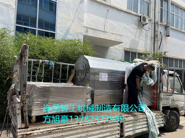 6月13日，河北客戶訂購(gòu)的300斤炒黃豆機(jī)器裝車發(fā)貨